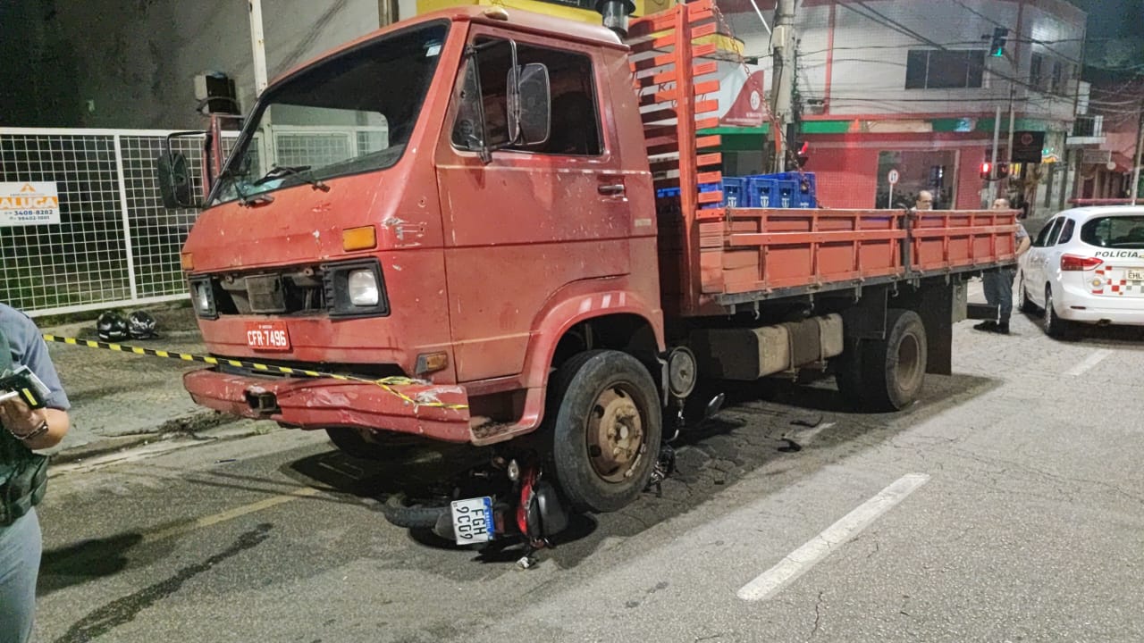 CAMINHÃO FAZ CONVERSÃO PROIBIDA E MOTOCICLISTA VEM A ÓBITO